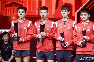 兴奋！吴曦社媒分享球队在更衣室庆祝胜利的照片：来之不易的胜利